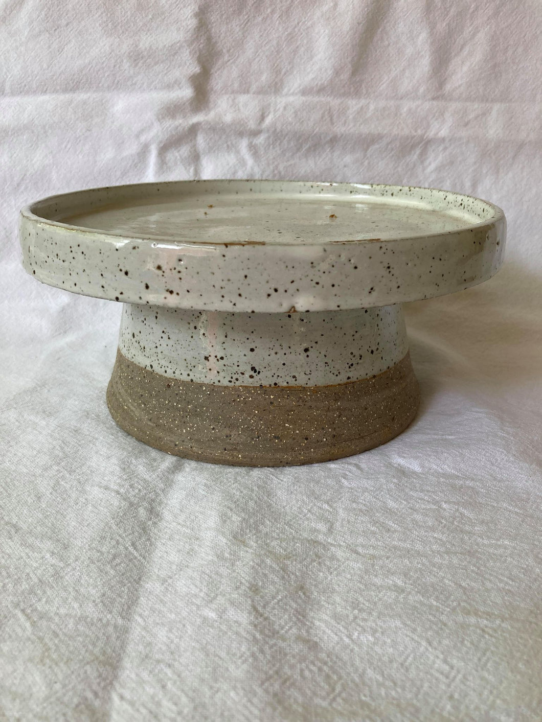 Upper Crust Ceramic Cake Stand With Server - Ellementry